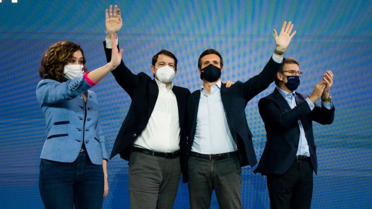 Casado atiza a un 'sorprendido' Mañueco que no duda en defender su pacto con Vox