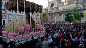 Sevilla se engalana para recibir la Semana Santa