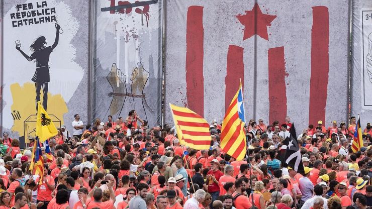 Casi la mitad de los catalanes rechazan la independencia aunque la mayoría pide un referéndum
