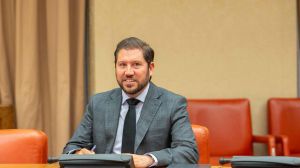 Un exdiputado de VOX se sienta en el banquillo acusado de violar a una joven profesora