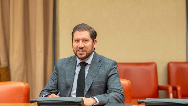 Un exdiputado de VOX se sienta en el banquillo acusado de violar a una joven profesora