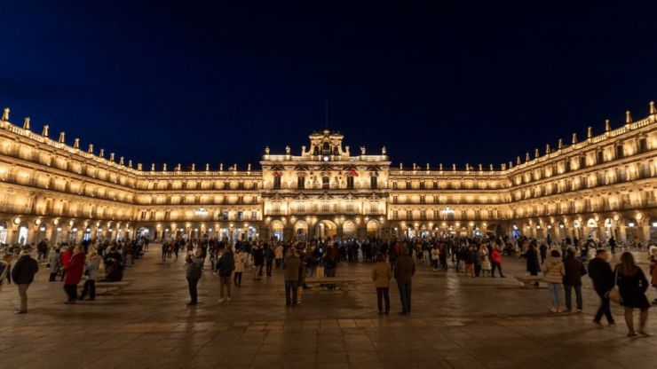 La mítica Plaza Mayor de Salamanca vuelve a brillar también por la noche
