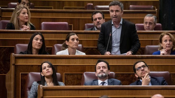 Díaz: 'El PSOE y el PP ceden al chantaje nacionalista pensando más en sus partidos que en España'