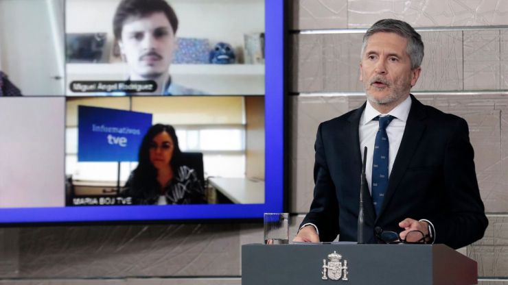La Mesa del Turismo estalla contra Marlaska y exige que solucione el caos en los aeropuertos