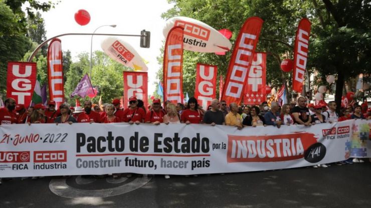 'El país no puede esperar': Miles de personas recorren Madrid para exigir un pacto por la Industria