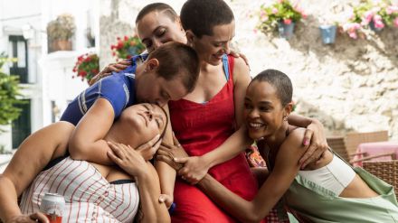 El próximo éxito español de Netflix se llama 'Las de la última fila' y llegará en septiembre