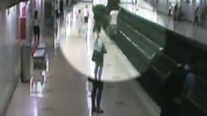 Un policía fuera de servicio rescata a un hombre a punto de ser arrollado por un tren
