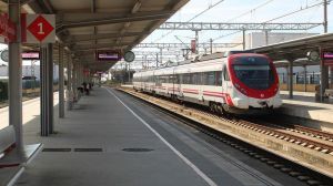 Renfe acierta con los abonos gratis para Cercanías pero no en el caso de Media Distancia