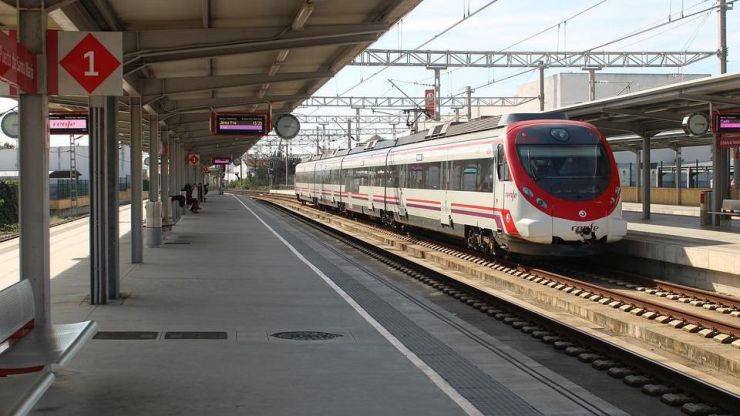 Renfe acierta con los abonos gratis para Cercanías pero no en el caso de Media Distancia