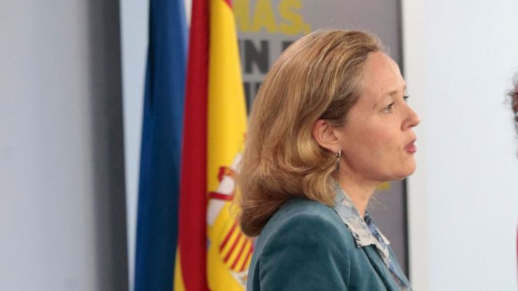 Calviño tacha de 'incoherente' al PP por decir que baja impuestos mientras pide fondos al Estado