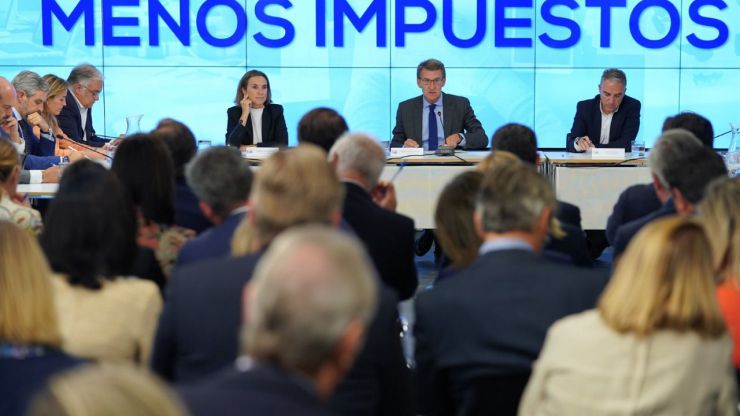 Feijóo insiste y pide a Sánchez rebajar el IVA de los productos básicos