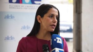 Arrimadas contra el mundo: Atiza desde Bruselas a PP-PSOE y los 'presupuestos fake'