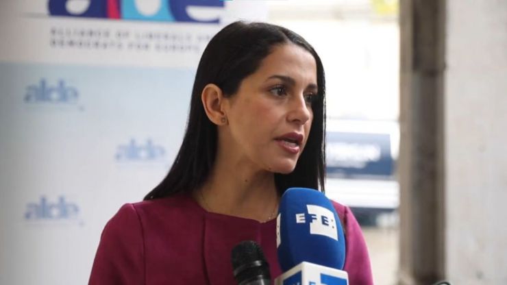 Arrimadas contra el mundo: Atiza desde Bruselas a PP-PSOE y los 'presupuestos fake'