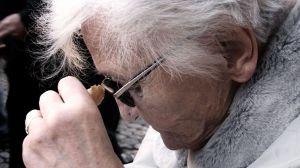 ¿Qué alimento ayuda a prevenir y mejorar el dolor en personas mayores?
