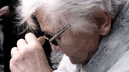 ¿Qué alimento ayuda a prevenir y mejorar el dolor en personas mayores?