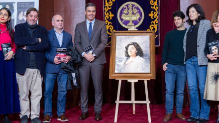 Sánchez destaca en el homenaje a Almudena Grandes que 'pasaré a la historia por exhumar a Franco'
