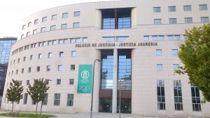 Dos años de prisión a un hombre que rompió la nariz a otro de un botellazo en Pamplona