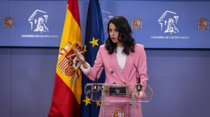 Arrimadas obvia el cainismo del PP y aboga por una moción de censura