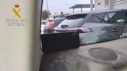 Aparca su coche en la puerta de la casa de su ex para espiarla con una cámara