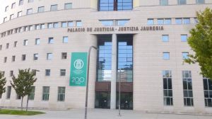 6 años de prisión a tres condenados por violar a una mujer en una casa ocupada