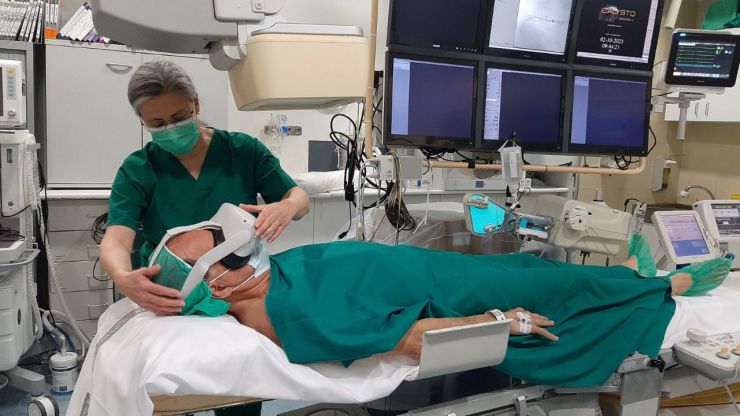 ¿El uso de la realidad virtual reduce la ansiedad y el dolor durante los cateterismos?