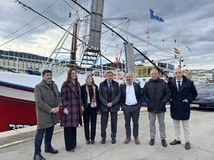 Luis Planas celebra el centenario de la cofradía de pescadores de Burela