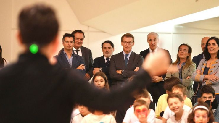 Vox vuelve a atizar al PP y la ambigüedad de Feijóo con el gallego