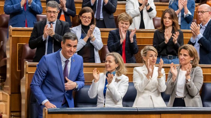 Sánchez al PP en la moción: 'Tengan cuidado porque este negocio es de los que dejan mancha'