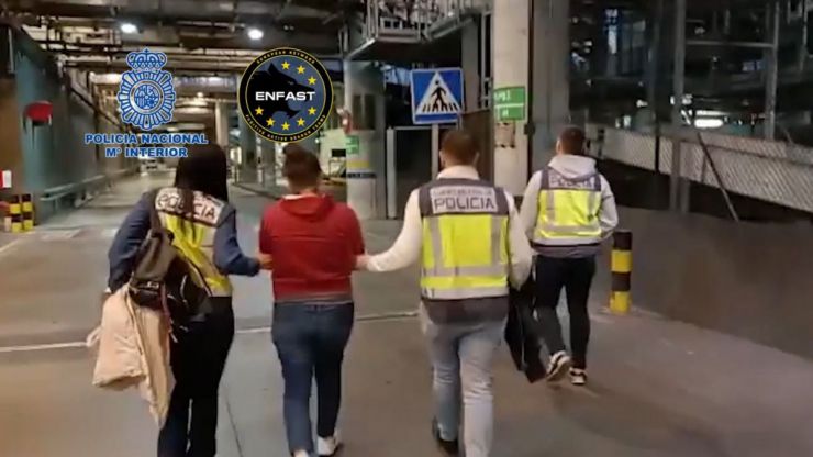 Detenida al pisar suelo español una de las fugitivas más buscadas