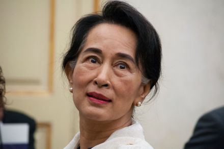 40 mujeres detenidas por llevar flores en el cumpleaños de Aung San Suu Kyi