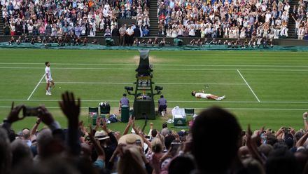 Carlos Alcaraz cumple y derrota a Novak Djokovic en la final de Wimbledon