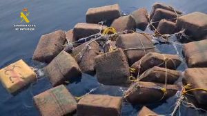 Recuperan una tonelada de hachís fondeada en el mar en Almería