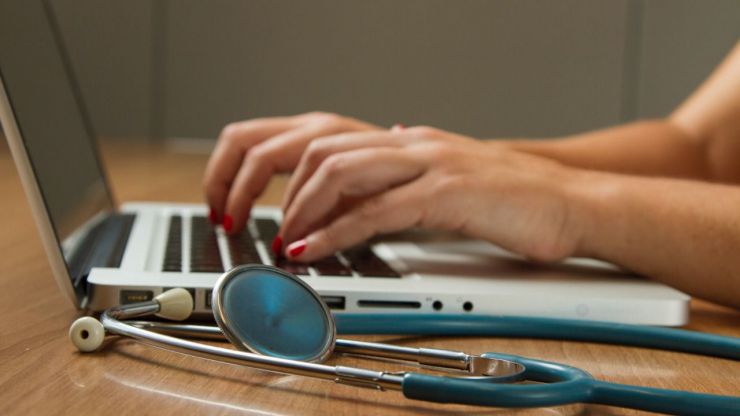 Sanidad amplía los plazos para fichar a médicos extranjeros