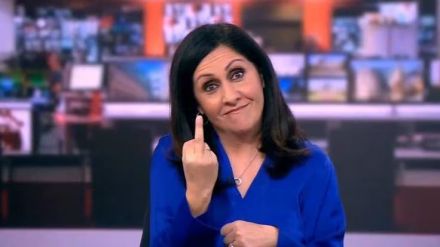 La viral peineta de una presentadora en directo