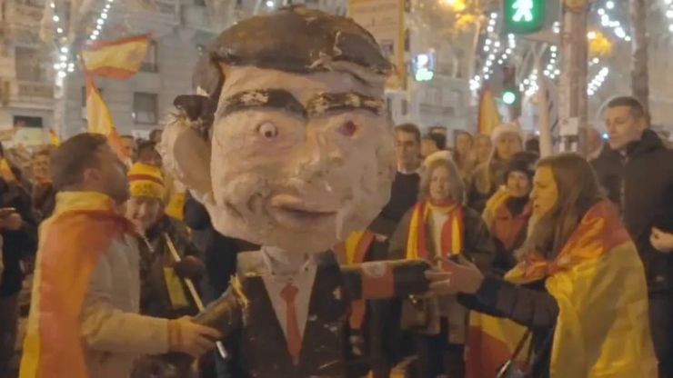 Fiscalía analiza denuncia del PSOE: ¿Habrá consecuencias legales por el apaleamiento del muñeco de Sánchez?