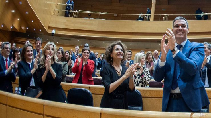 Pedro Sánchez salva los muebles pese a la zancadilla de Podemos