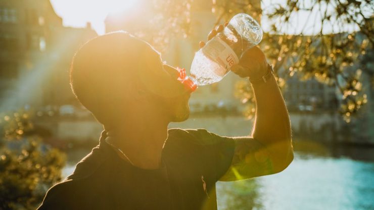 Agua embotellada: ¿Cómo afecta a nuestro organismo la ingesta de microplásticos?