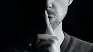 Absuelta de un delito de revelación de secretos por informar a amantes de su pareja de que podría tener ETS