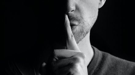 Absuelta de un delito de revelación de secretos por informar a amantes de su pareja de que podría tener ETS