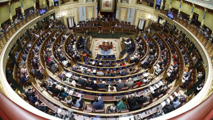 Óscar Puente informará en el Congreso sobre el vertido de pellets de plástico aparecido en la costa gallega