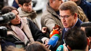 Feijóo pone del revés al PP y se le pone cara de Pablo Casado