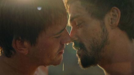 Netflix apuesta por la revisión más LGTBIQ+ de Alejandro Magno y Grecia arde