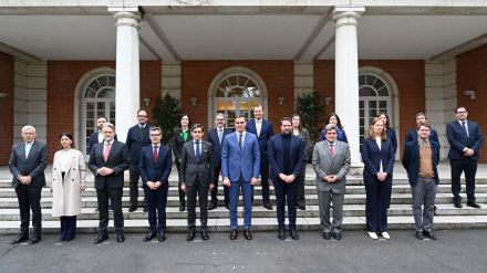 Sánchez reúne a las empresas del sector digital y les pide su compromiso para proteger a los menores en Internet