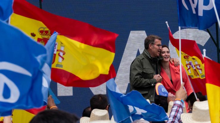 Feijóo señala 'a la casa del presidente' por corrupción pero elude la de Ayuso en plena crisis