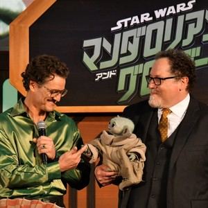Pedro Pascal y Jon Favreau cierran el tour de "The Mandalorian" en Tokio antes del estreno en cines