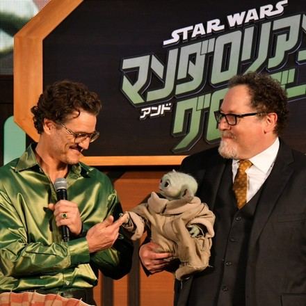 Pedro Pascal y Jon Favreau cierran el tour de 'The Mandalorian' en Tokio antes del estreno en cines