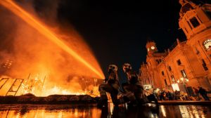 380 bomberos de Valencia controlarán la cremà de un centenar de fallas