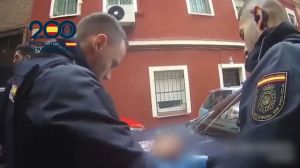 Agentes de policía salvan la vida a un niño de dos años en parada cardiorrespiratoria