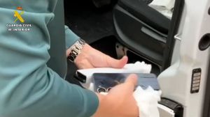 Cazados minutos después de atracar violentamente una tienda de telefonía móvil en Cáceres