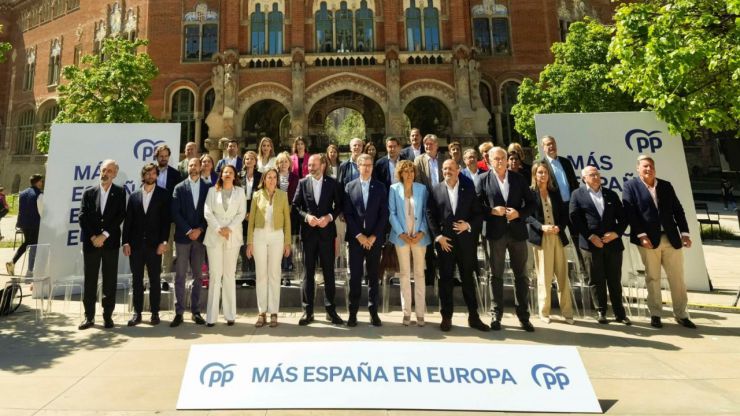 Feijóo: 'Ahora debemos unirnos fuera y dentro de la política, en la calle y en las urnas'